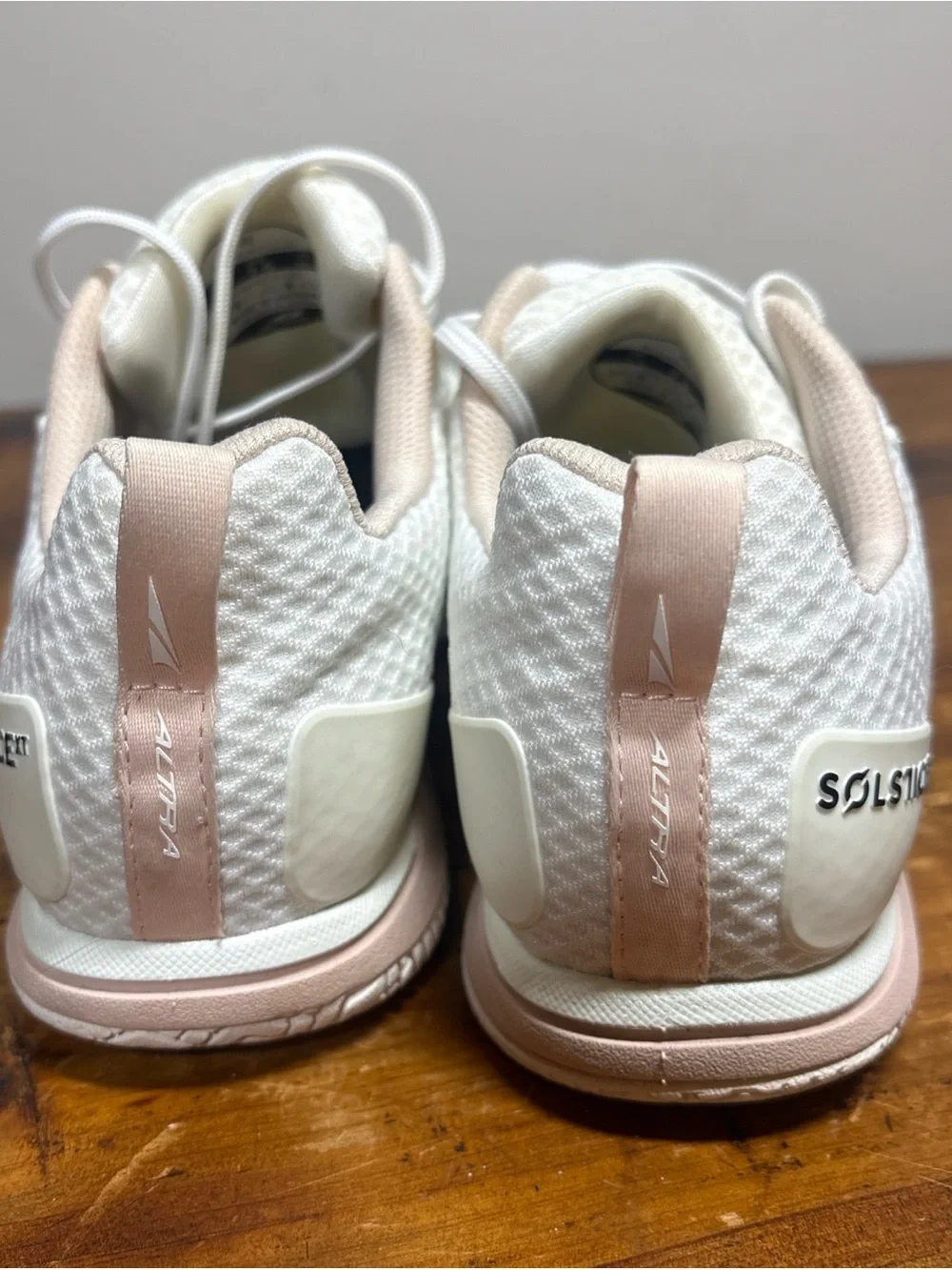 Altra women’s 8 Sneakers Solstice XT White pink gym running
